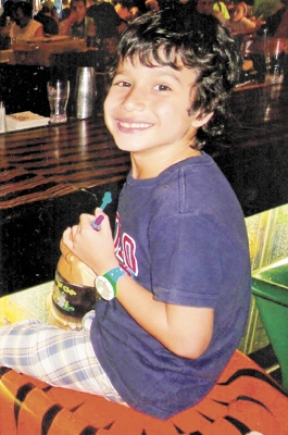 O abraço especial vai para meu neto Luís Felipe Rodrigues de Rezende, que no dia 27, quinta-feira, completou seus 8 anos. É filho de Joaquim R. de Rezende Netto e da minha filha Cláudia, e irmão do João Gabriel. Beijão nosso e das vovós Cida e Luzia. E qu